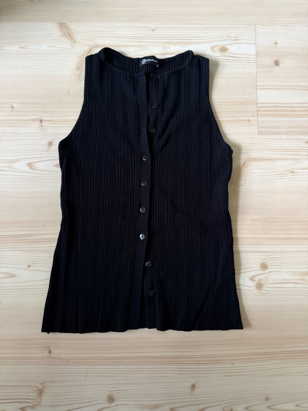 Button-Front Ribbed Sleeveless Top in Black